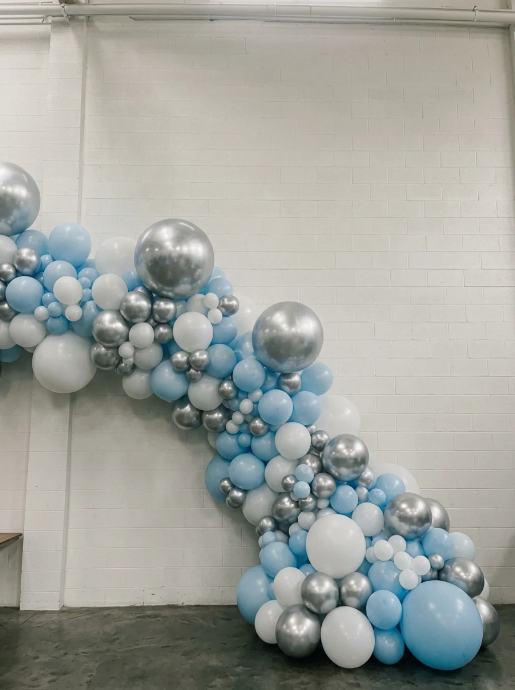 Balloon Garlands in Icy Tones Instantly Elevate a Simple Room
