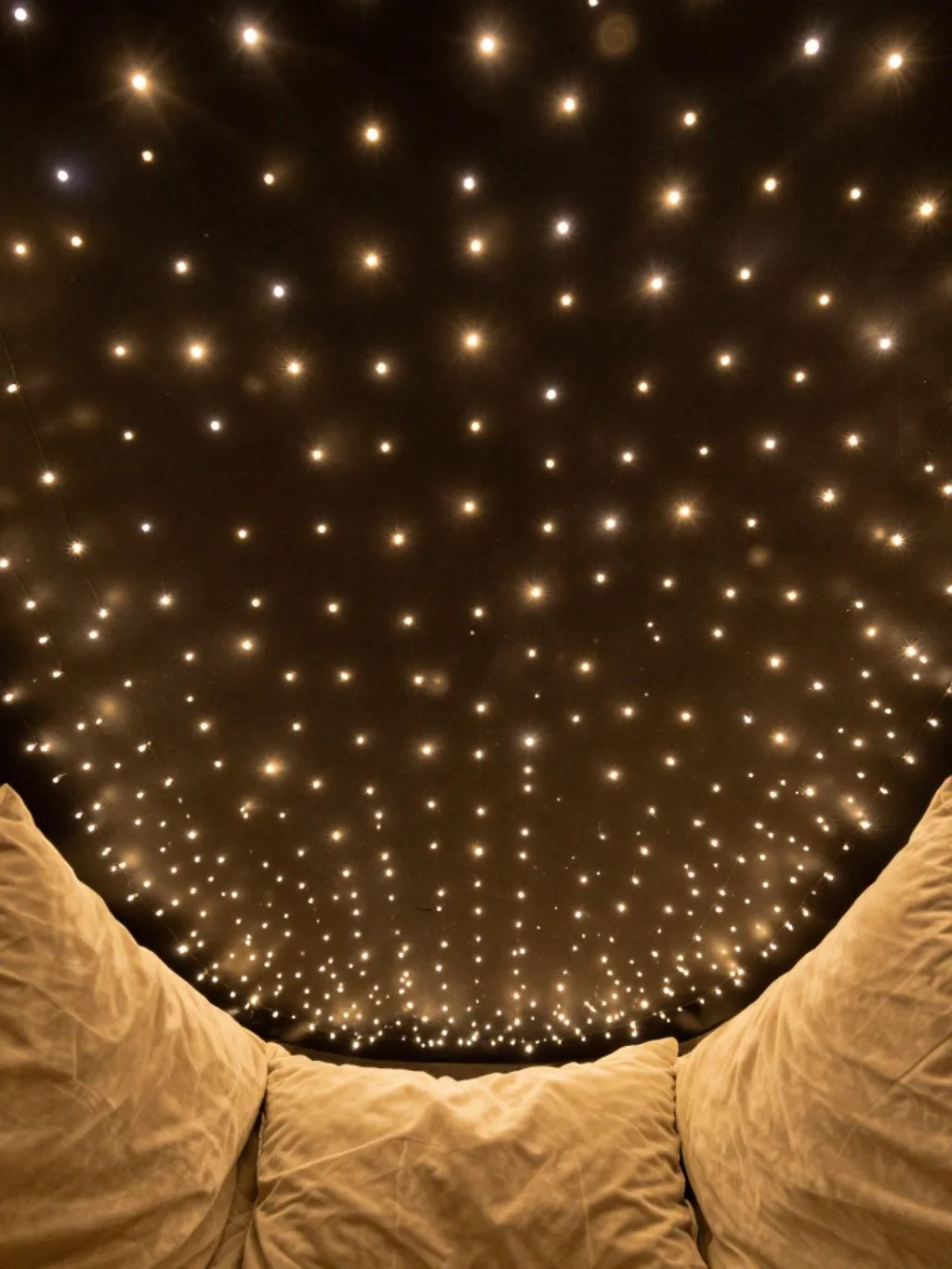 Fairy Light Arrangements That Turn Bedroom Ceilings Into Winter Wonderlands